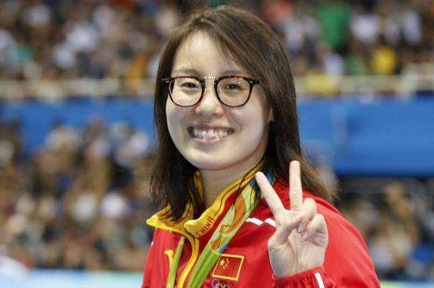 傅园慧西装高跟走红毯,昂首挺胸甩胳膊,洪荒之