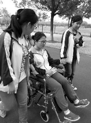 他们在家长的护送下前往考场 背后却顶着巨大