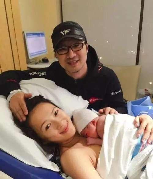 真怀了?40岁章子怡疑怀二胎,近照孕肚明显!网