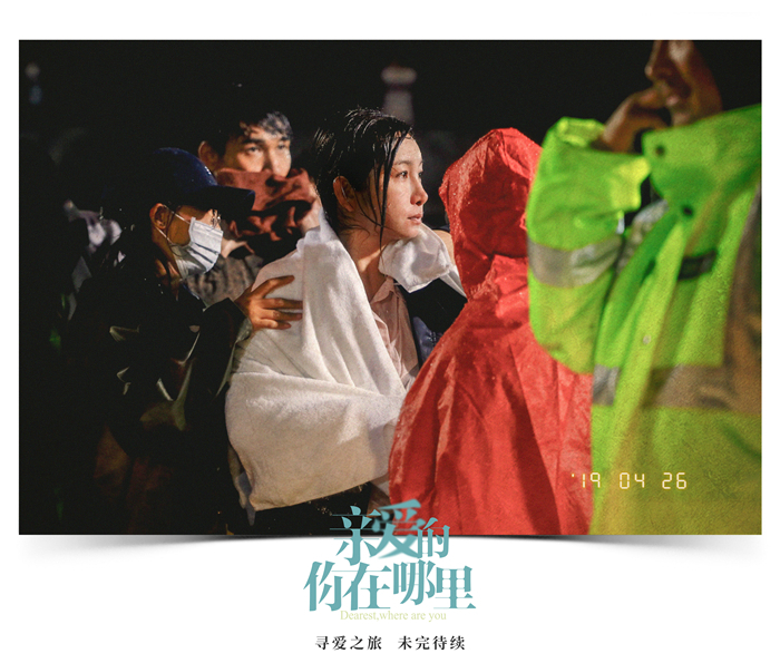 秦海璐新剧杀青 晒手捧鲜花照露灿烂笑容