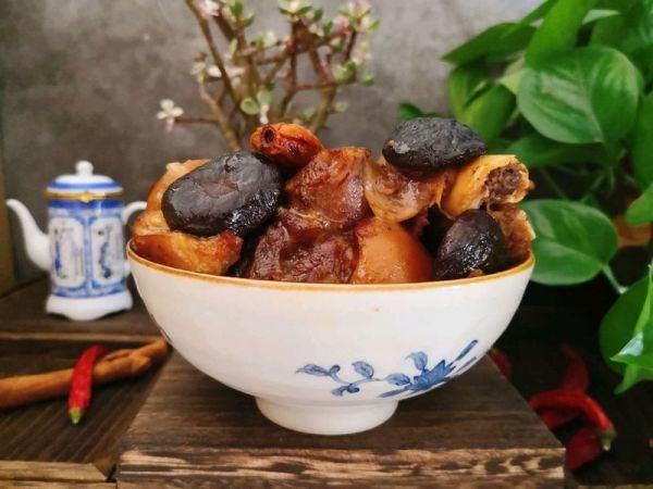 #硬核猪肉制作人#冬菇炖猪肘子土豆片炖菜谱图片