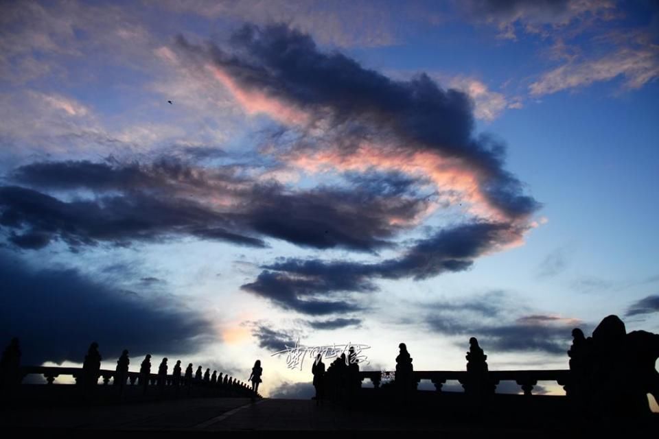 蓝天白云点缀最美北京城，最美落日晚霞映衬颐和园