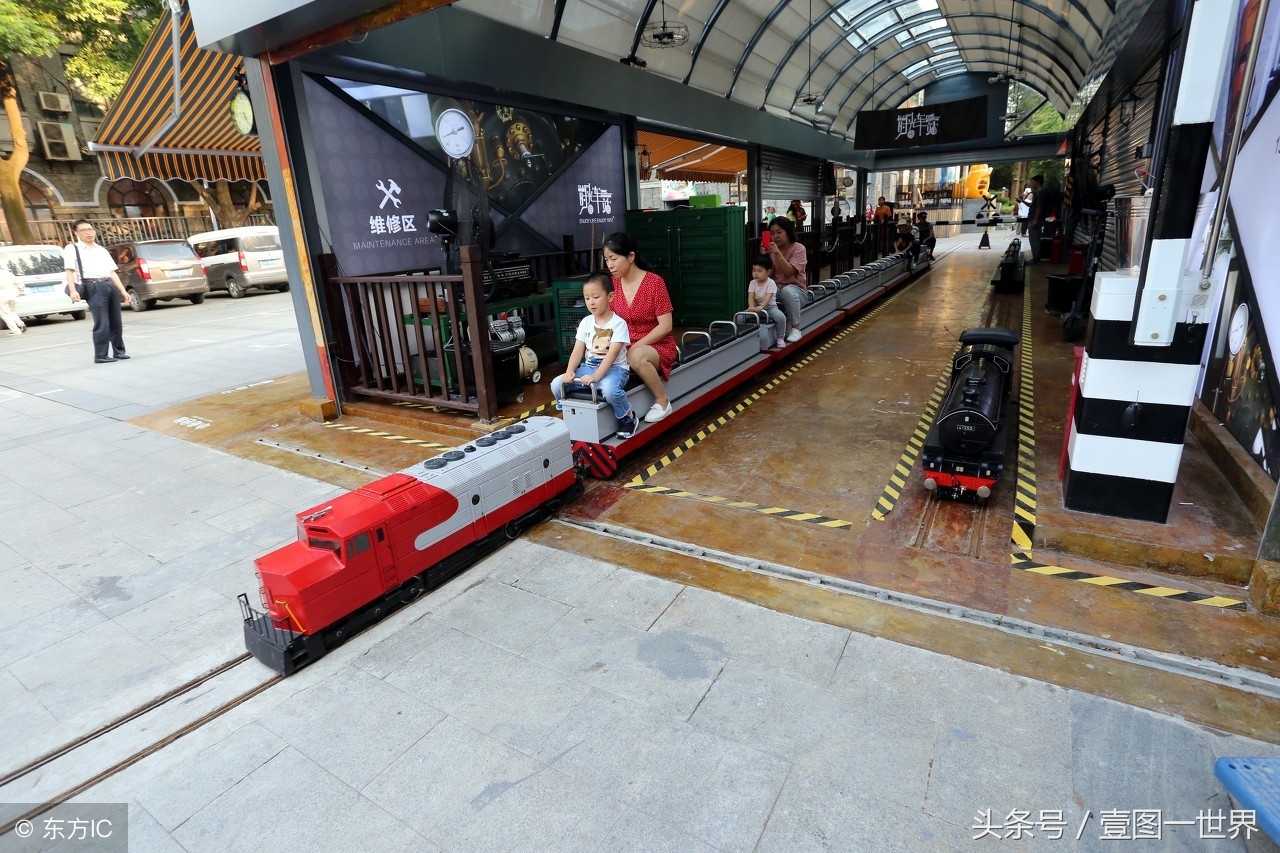 南京闹市现蒸汽小火车,大人孩子都可乘坐体验