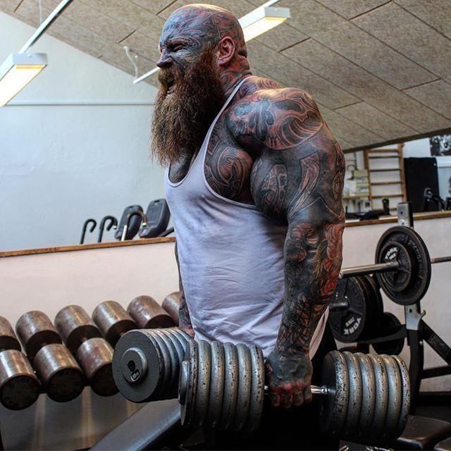 健身界的肌肉野兽,为增肌生吃牛肉,却有一位靓