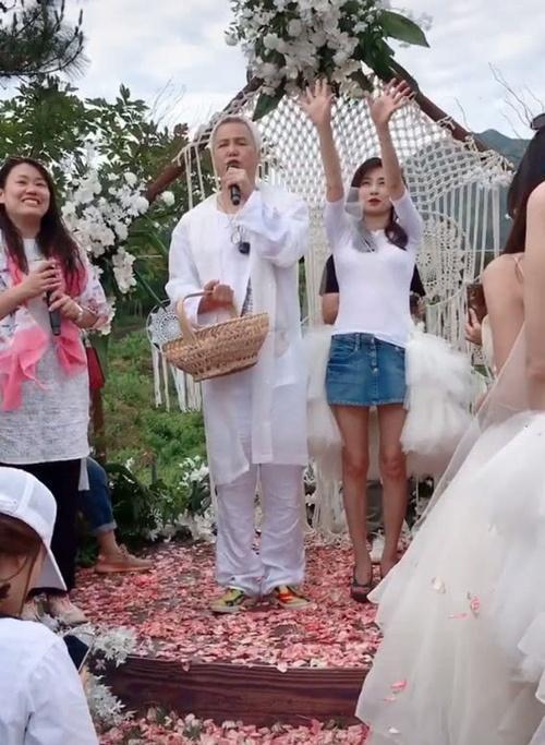 张庭和老公林瑞阳带微商团队爬山,大秀恩爱