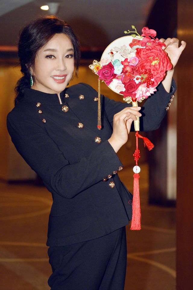 67岁刘晓庆不见老,条纹衬衫配牛仔裤清新减龄,拥有一颗年轻的心 通博的官方网址