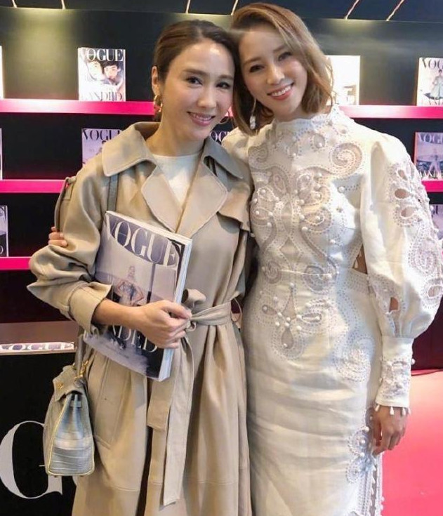 刘强东否认离婚后章泽天首露面,未戴婚戒引发