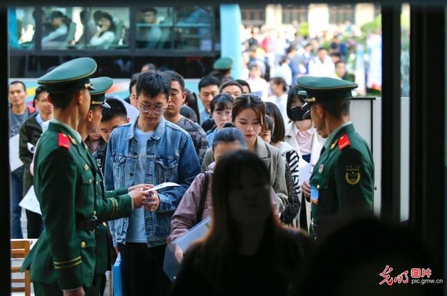 2019年全军文职招聘考试现场