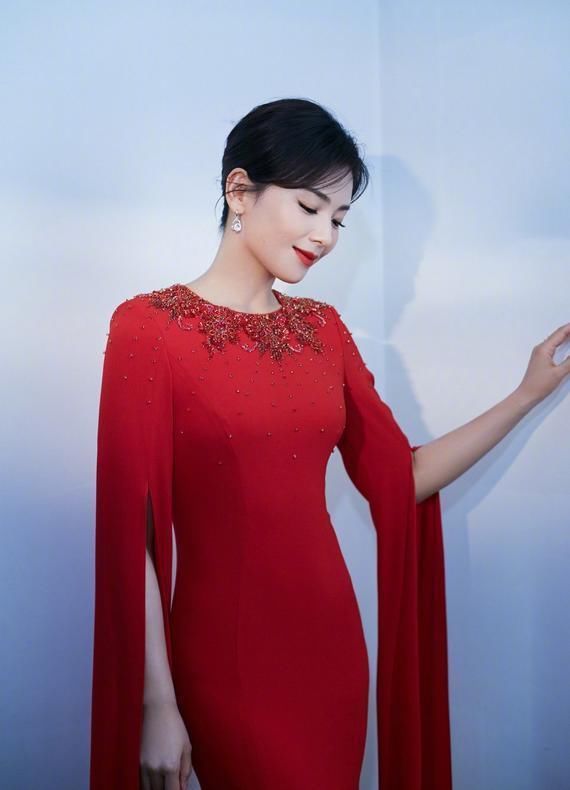 刘涛身材好出众，120斤穿修身礼裙秀蜂腰，瓷瓶胯曲线真招摇