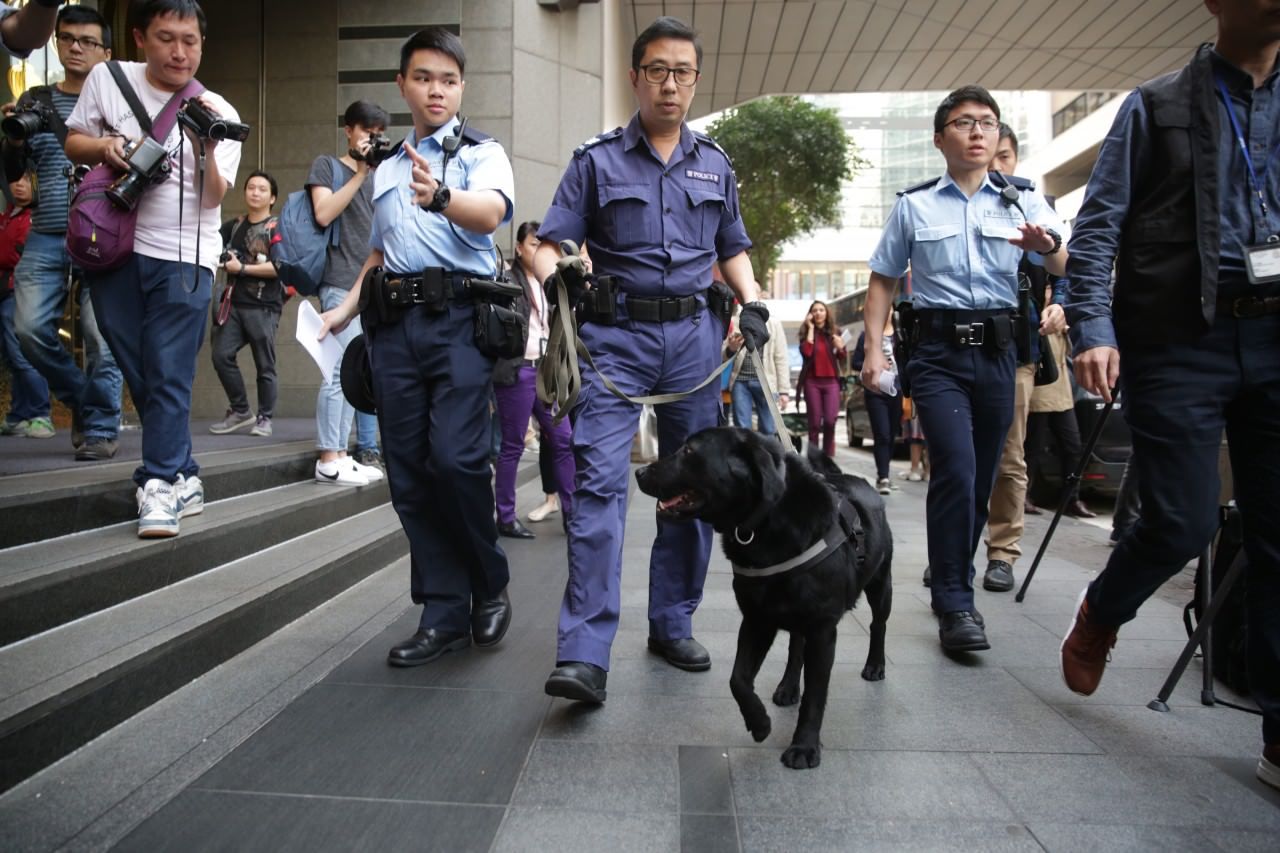 香港东亚总行遭持枪抢劫 劫匪20秒卷数万潜逃