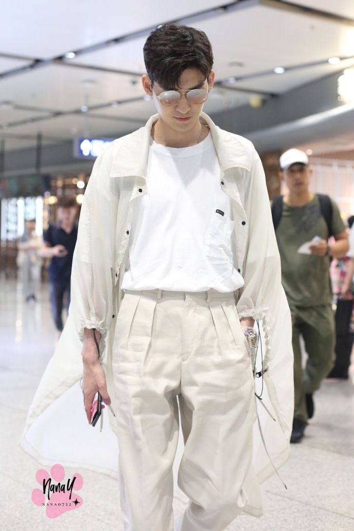 张翰戴墨镜穿风衣现身机场单手插兜又酷又帅,