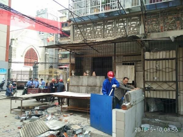 党员带头拆违,先锋行动助力两治三改