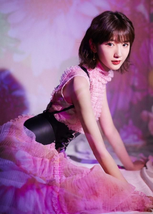 毛晓彤直播烧烤翻车，粉色横纹毛衣甜美动人，演绎秋季柔美风尚