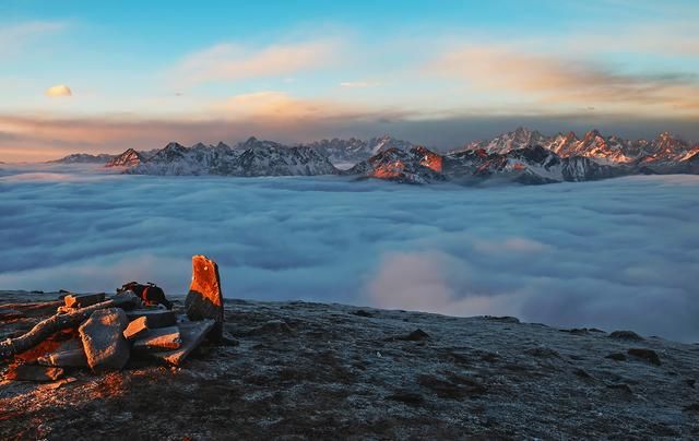 佛光，云海，云瀑，日照金山，包含世间最美风景的三个地方