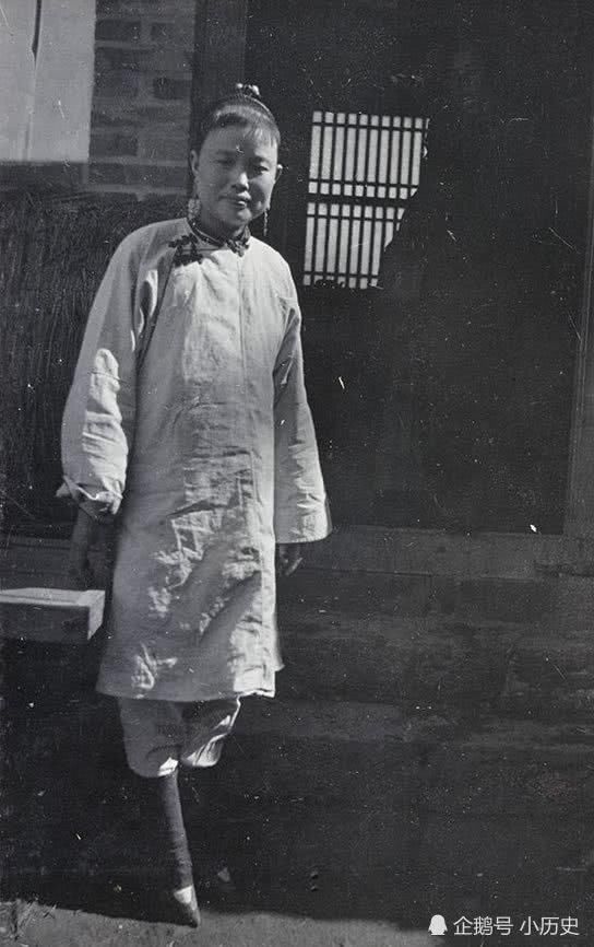 老照片:看了晚清女子的三寸金莲,小编不淡定