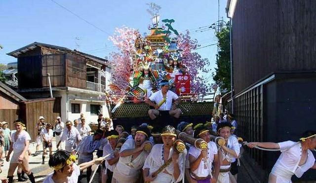 日本男人集体光屁股上街，抬着赵云塑像，让人不敢直视！