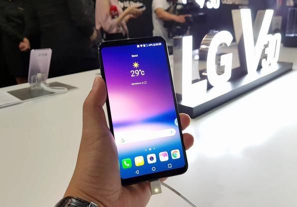 LG V30+全萤幕旗舰拟11月30登台!用顶规拼iP