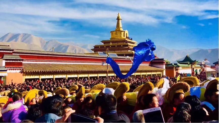 震撼!11万人齐聚拉卜楞寺 只为朝拜一幅佛像