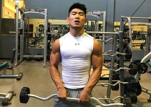 宋亚东在UFC出尽风头,出场费和排名超越李景