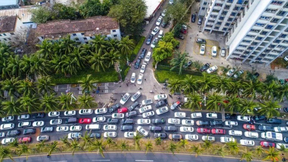 海南仍有1万辆车滞留港口，琼州海峡凌晨发生船舶碰撞事故……返