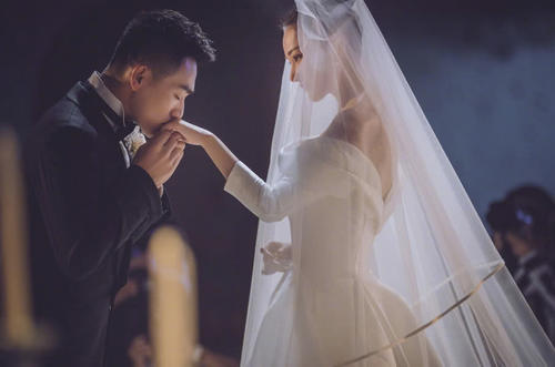 张馨予官宣疑回应怀孕 怒斥八卦店家