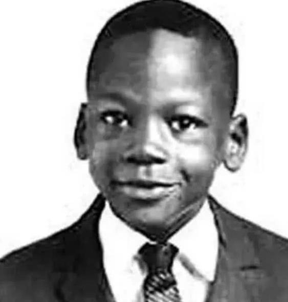 盘点NBA球星的童年照片:姚明和现在没差别,哈