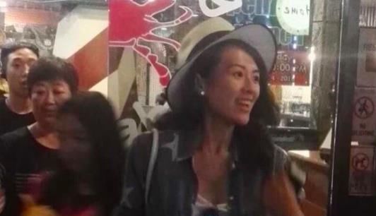 小苹果黏后妈，章子怡昔日出门工作，葛荟婕女儿人多也全程陪伴