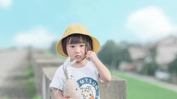 附近的人打招呼