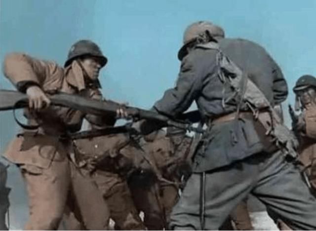 日军敢和中国军队拼刺刀,为啥看到苏联人就怂了,只因毛子会这招