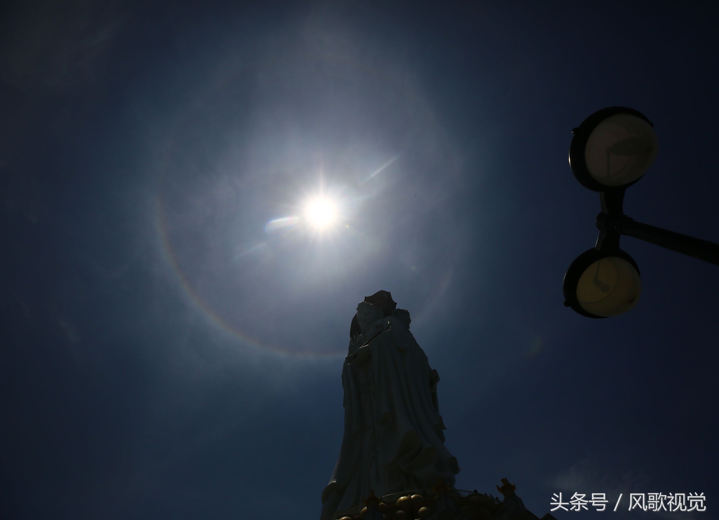 海南三亚:现日晕景观 如佛光,游客大呼好兆头