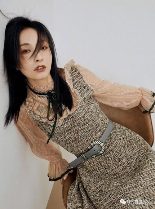 吴昕穿得更时尚了！红蓝拼色格子衬衫搭白T恤，元气满满超减龄