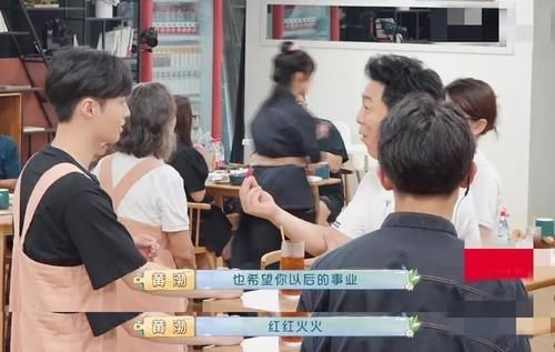 张艺兴乔装整蛊黄渤，却被老狐狸喂朝天椒，见面就变极挑