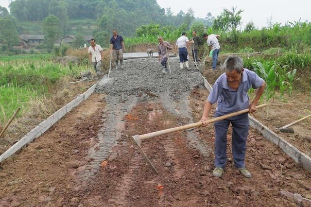 为什么农村修路，只修水泥路不修柏油路？看完才知道