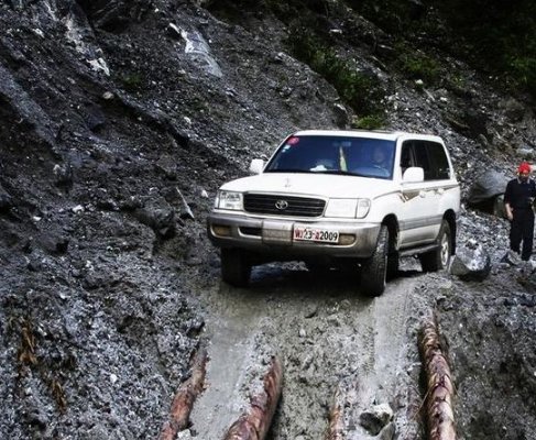 厉害了我的国!57年修了一条天路,伤亡上百人,今年刚通车,直通