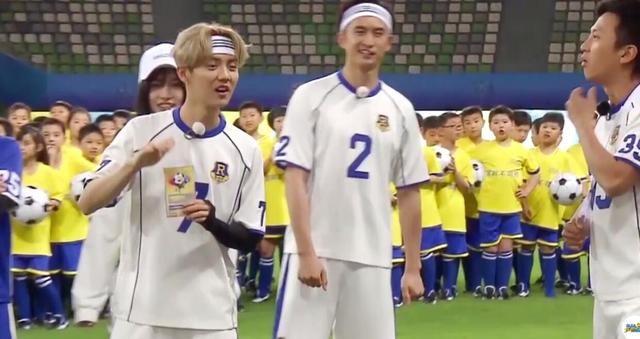 跑男最新路透:杨幂坐姿豪迈,踢球帅气,化身段子