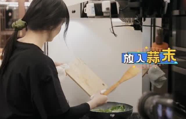 郑爽为了减肥,晚餐吃炒油麦菜,看到她的做法,原谅我吃不下去