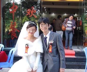 结婚四年来老婆不买衣服，我坚决离婚，父亲摔倒后她拿出13万！