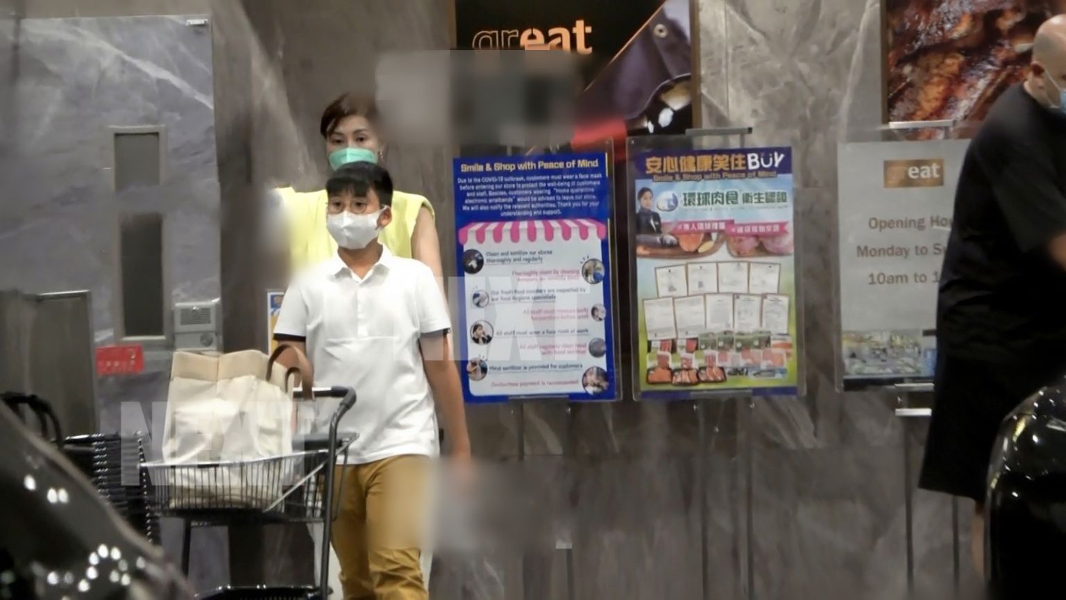 严管百亿富三代！李嘉欣夫妇携子购物，9岁许建彤独立自主很懂事