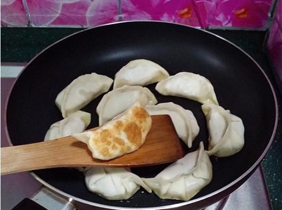 饺子包多了，可以做煎饺，煎饺子时加点它，焦香酥脆漂亮更好吃