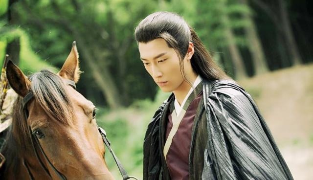 窦骁官宣赌王千金何超莲,同发文撒狗粮,网友:祝