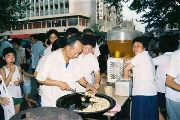 上海90年前视频曝光，街上美女如云，果然是远东第一大都市!