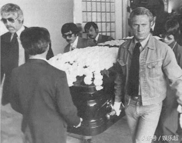 直击李小龙葬礼,妻子披麻戴孝不知其死因,儿子多年后也被射杀! - ljj_1951 - ljj_1951的博客 直击李小龙葬礼,妻子披麻戴孝不知其死因,儿子多年后也被射杀! - ljj_1951 - ljj_1951的博客