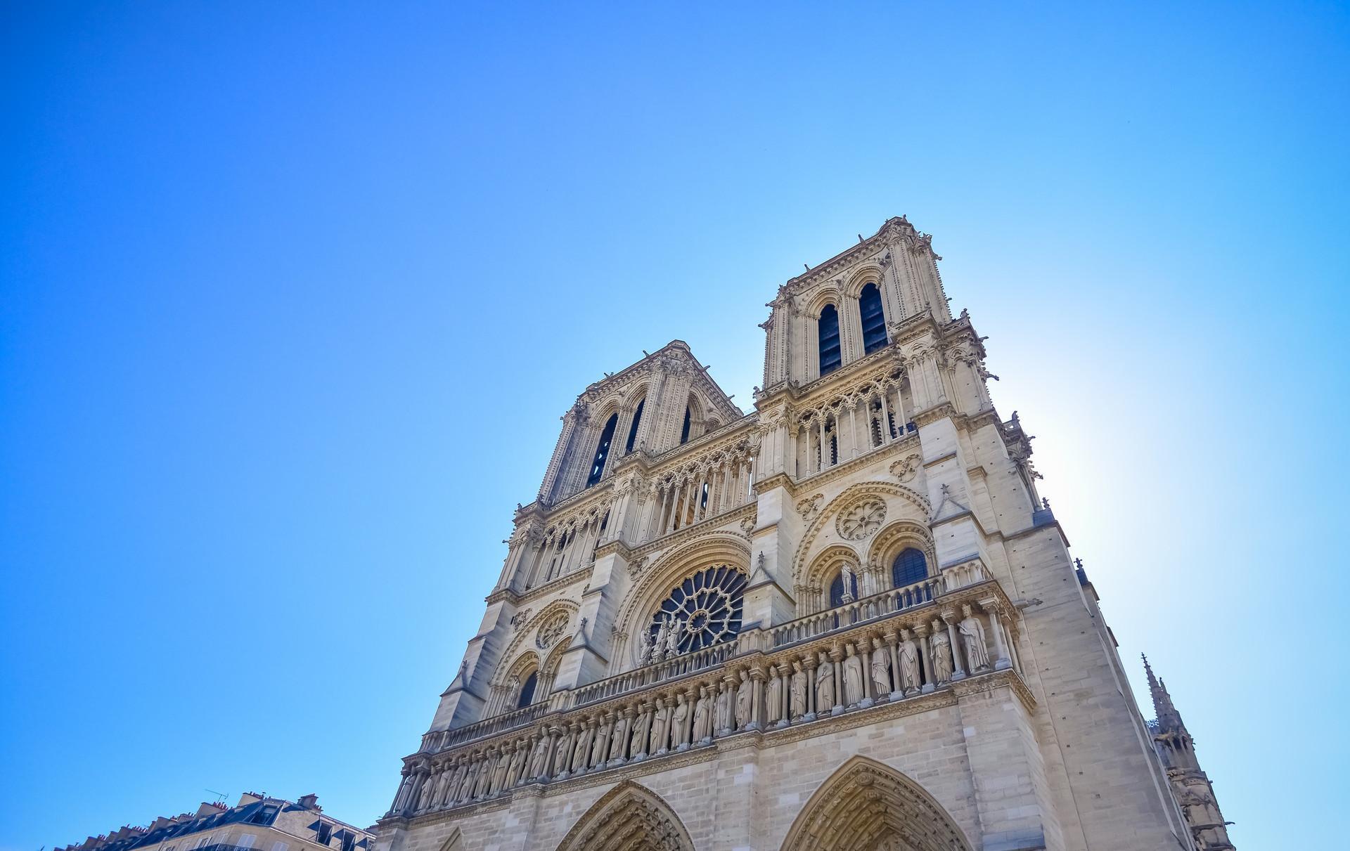 法国的标志之一巴黎圣母院,已有856年,起火之