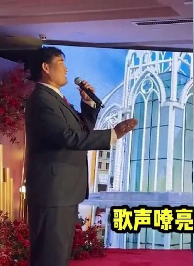 大衣哥婚礼致辞忘儿媳妇名字，直呼那个，儿媳妇回应被赞很敬老！