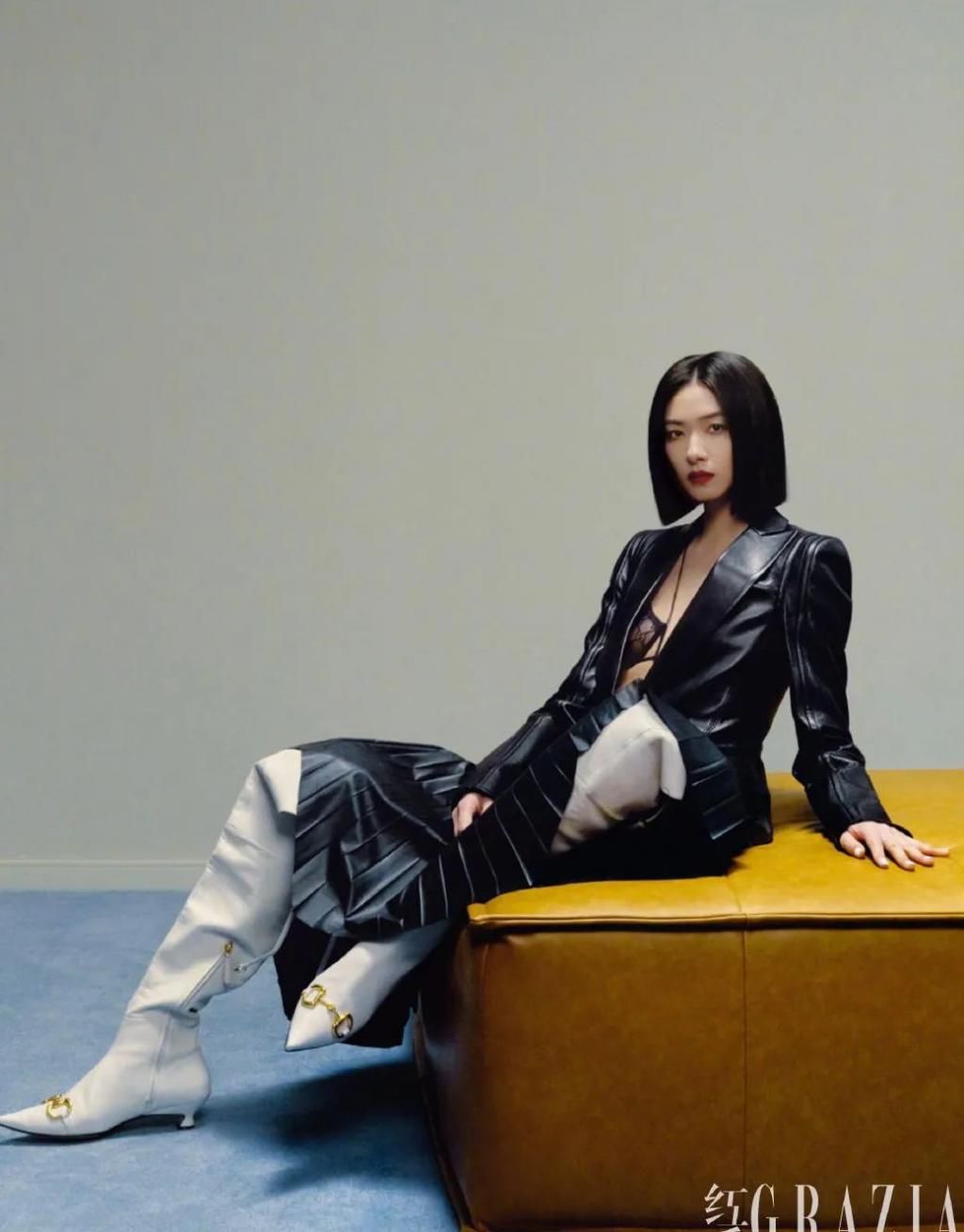 万茜终于放开了!黑发红唇配性感黑丝袜女人味十足,罕见秀性感