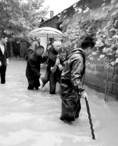 河南部分地区连降大雨 南阳火车站地下通道变身地下河