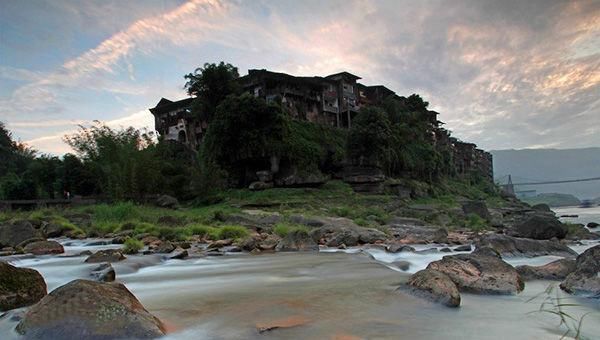 贵州省1个县级市,被四川省三面包围,人口不到