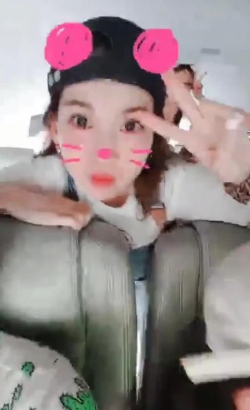 林志颖三个儿子上学,陈若仪穿背带裙和闺蜜团