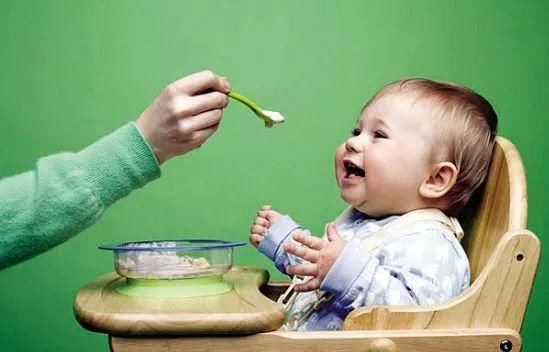 宝宝断奶后该吃啥？选择辅食很关键，挑不好别怪宝宝哭又闹