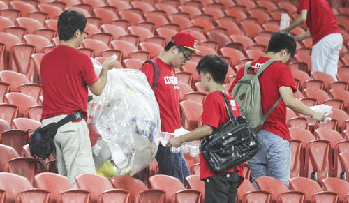 日本球迷清理垃圾就是高素质?那中国球迷收垃